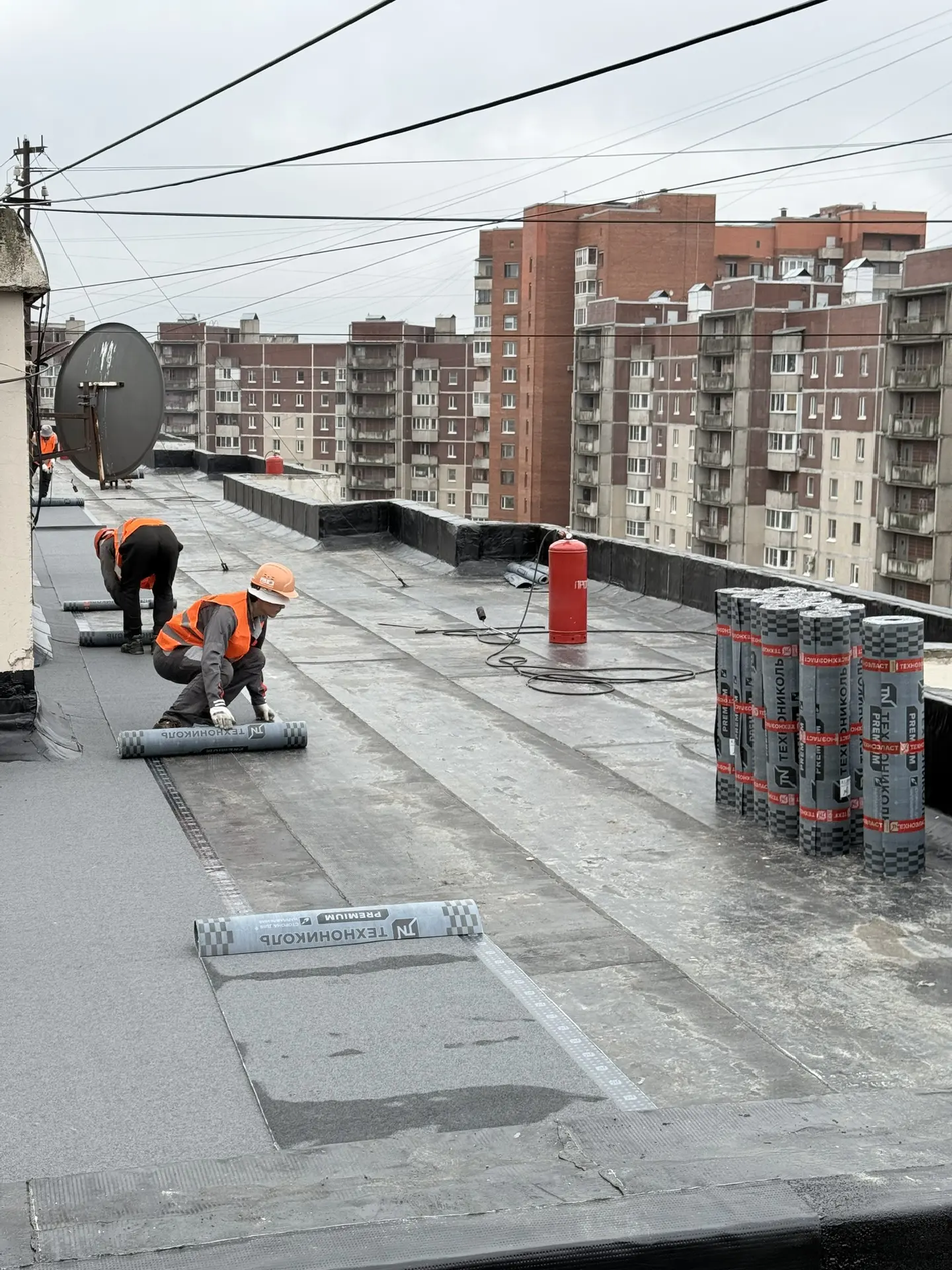 🏢 Проинспектировал ход капитального ремонта кровли многоквартирных домов в Приморском ...