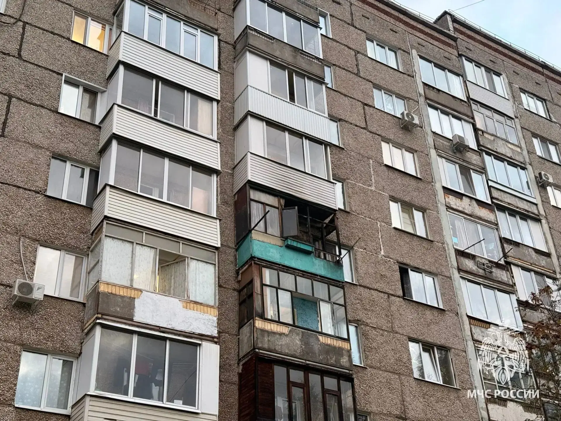 🔥 Окурок с высоты — и пожар на пятом этаже: в Ижевске загорелся балкон 🔥