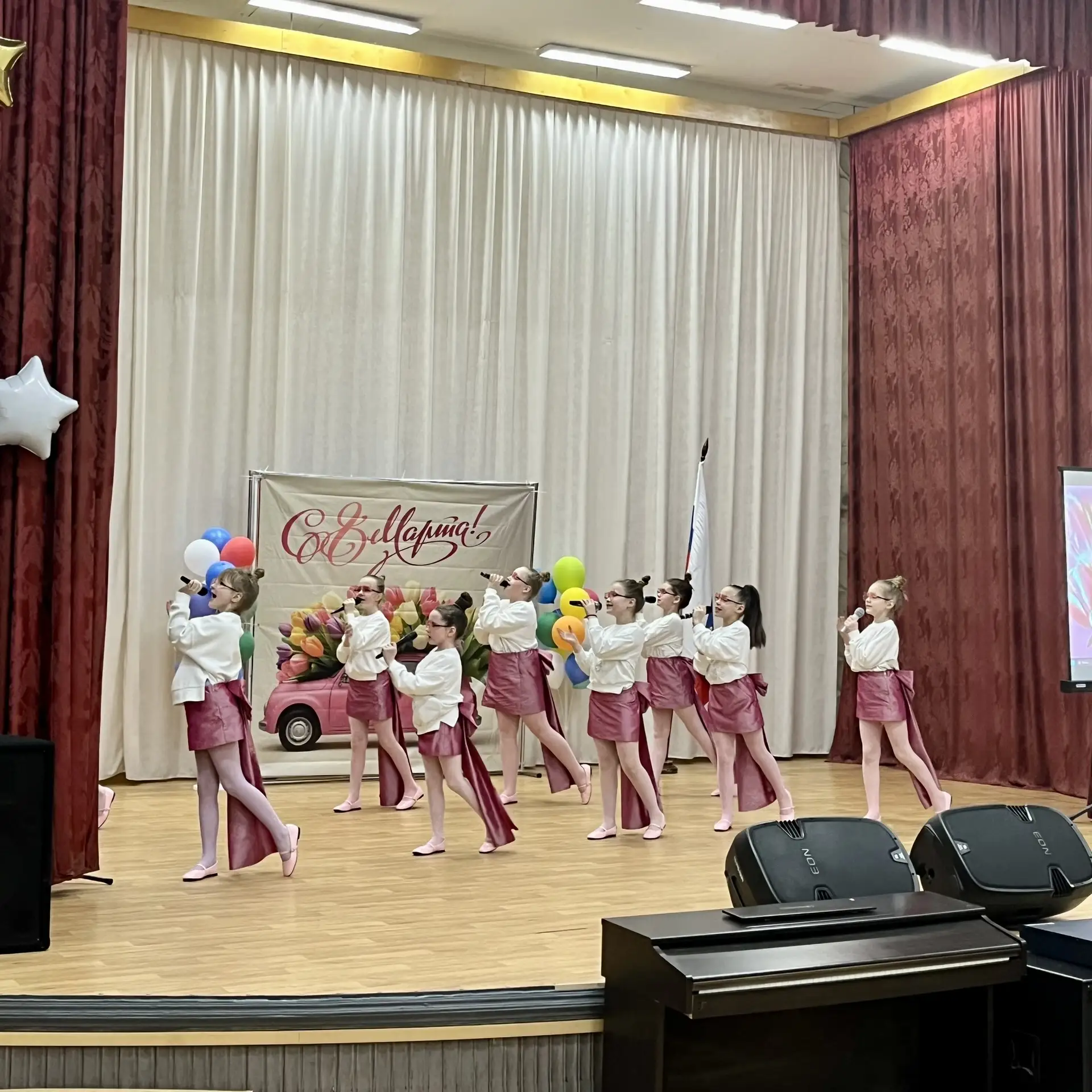 🌸💐🎶 В преддверии Международного женского дня в МАОУ «СОШ № 40» состоялся душевный праздничный концер