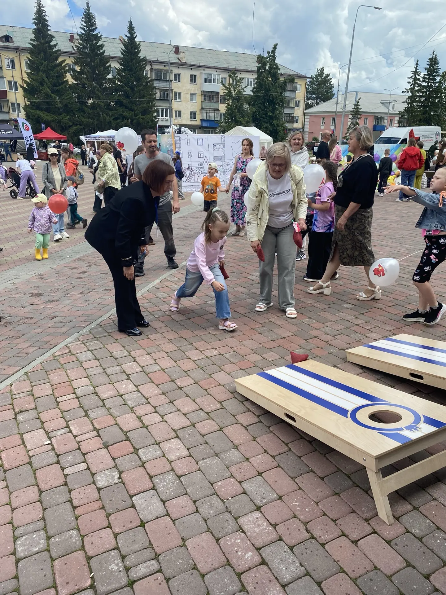 🎉 Чебаркуль празднует юбилей: семейные радости на главной площади! 🎉

12 июня, в День России, наш 