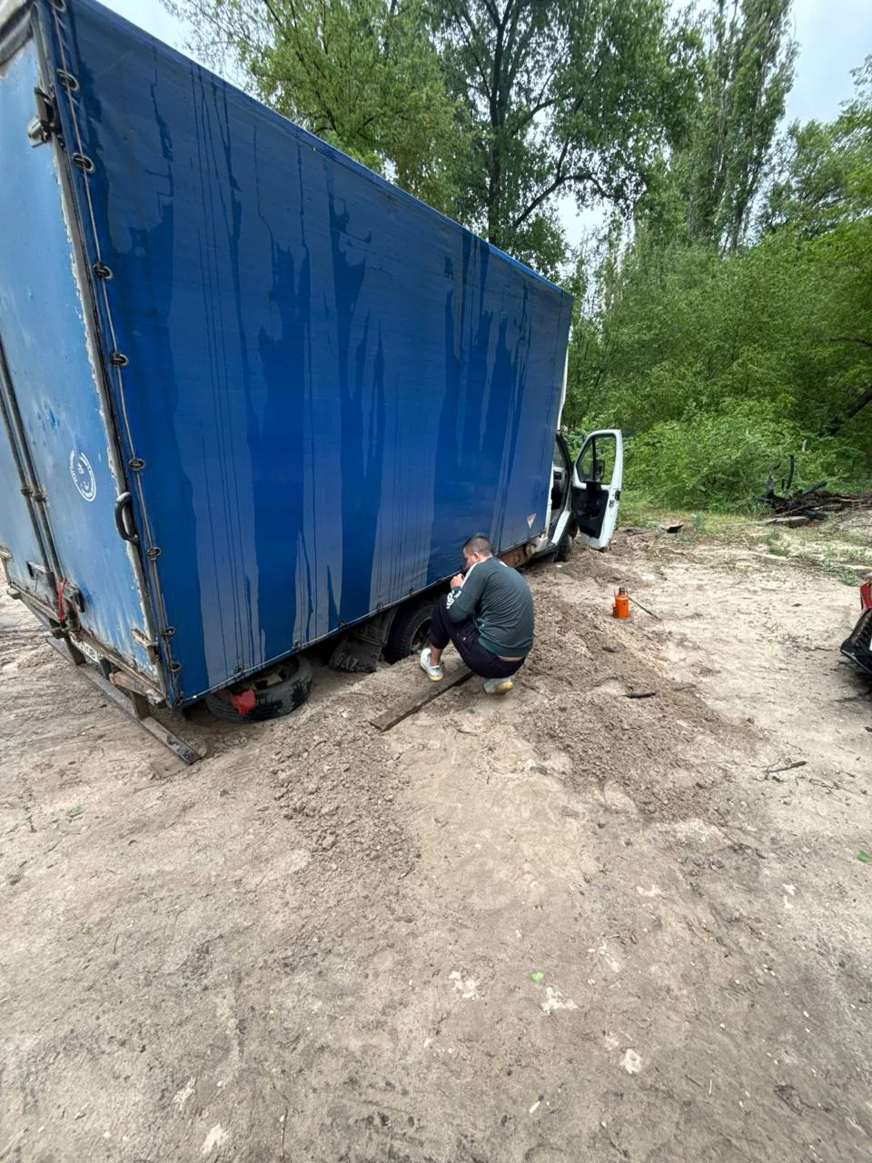 Соседи можете помочь вытащить газель на Пятачке у воды ? В долгу не останемся