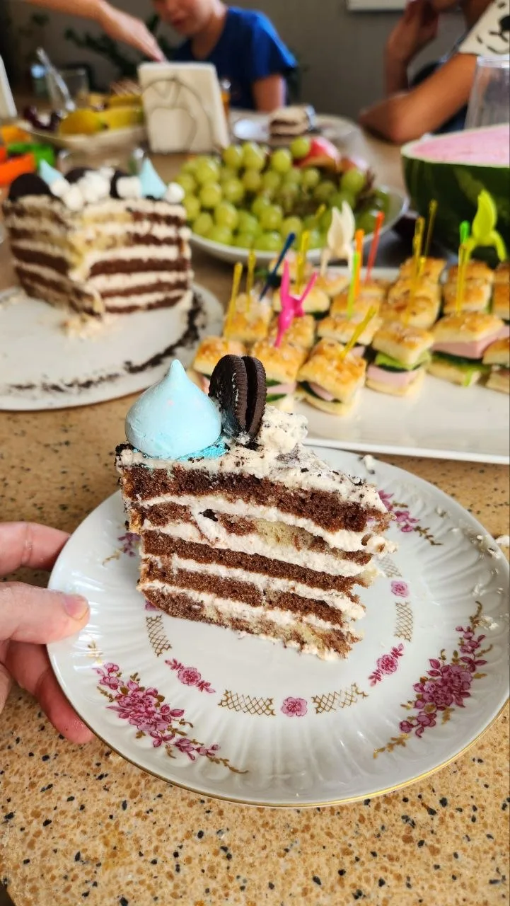 РЕЦЕПТ ТОРТА 🍰

Бисквит:

8 яиц куриных, 280г сахара взбить, добавить 300г муки + пакетик разрыхлит
