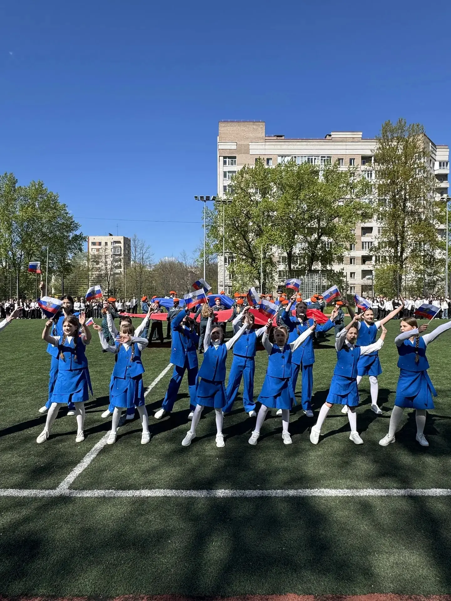 🎖️ Сегодня в нашей 350-й школе прошла торжественная линейка, посвящённая Дню Победы! 🎖️  С самого ут
