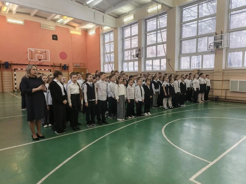 Новая неделя  в МБОУ «Школа№3» началась с традиционной линейки: торжественного исполнения гимна Росс