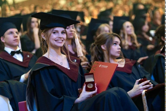 🎓 Более 8,6 тыс. выпускников в Подмосковье окончили школу с медалью.

✨ Золотую награду «За особые 