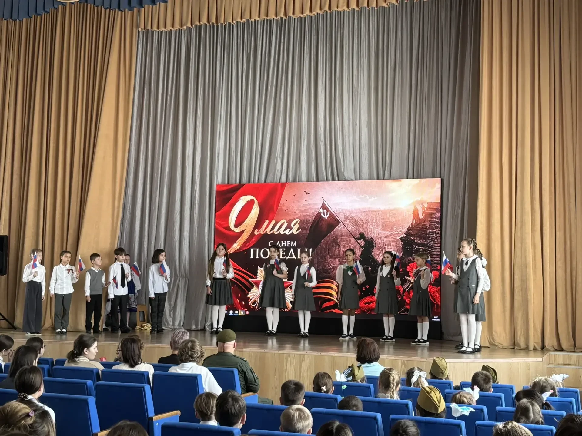 «Никто не забыт, ничто не забыто» Сегодня в стенах гимназии встретились прошлое и настоящее, дети и 
