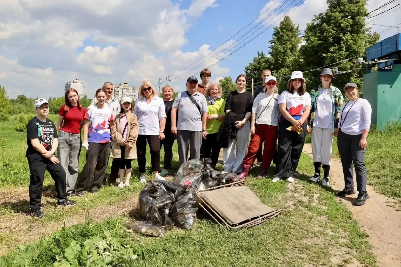🌿 Волонтёры Подмосковья провели субботник на берегу Рожайки