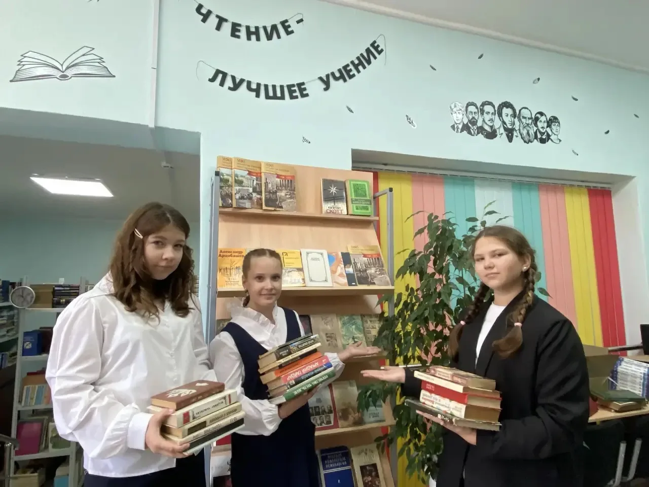 НОВАЯ ЖИЗНЬ ПРОЧИТАННЫХ КНИГ: СЕМЬЯ СВИСТУНОВЫХ СДЕЛАЛА ПОДАРОК ШКОЛЕ