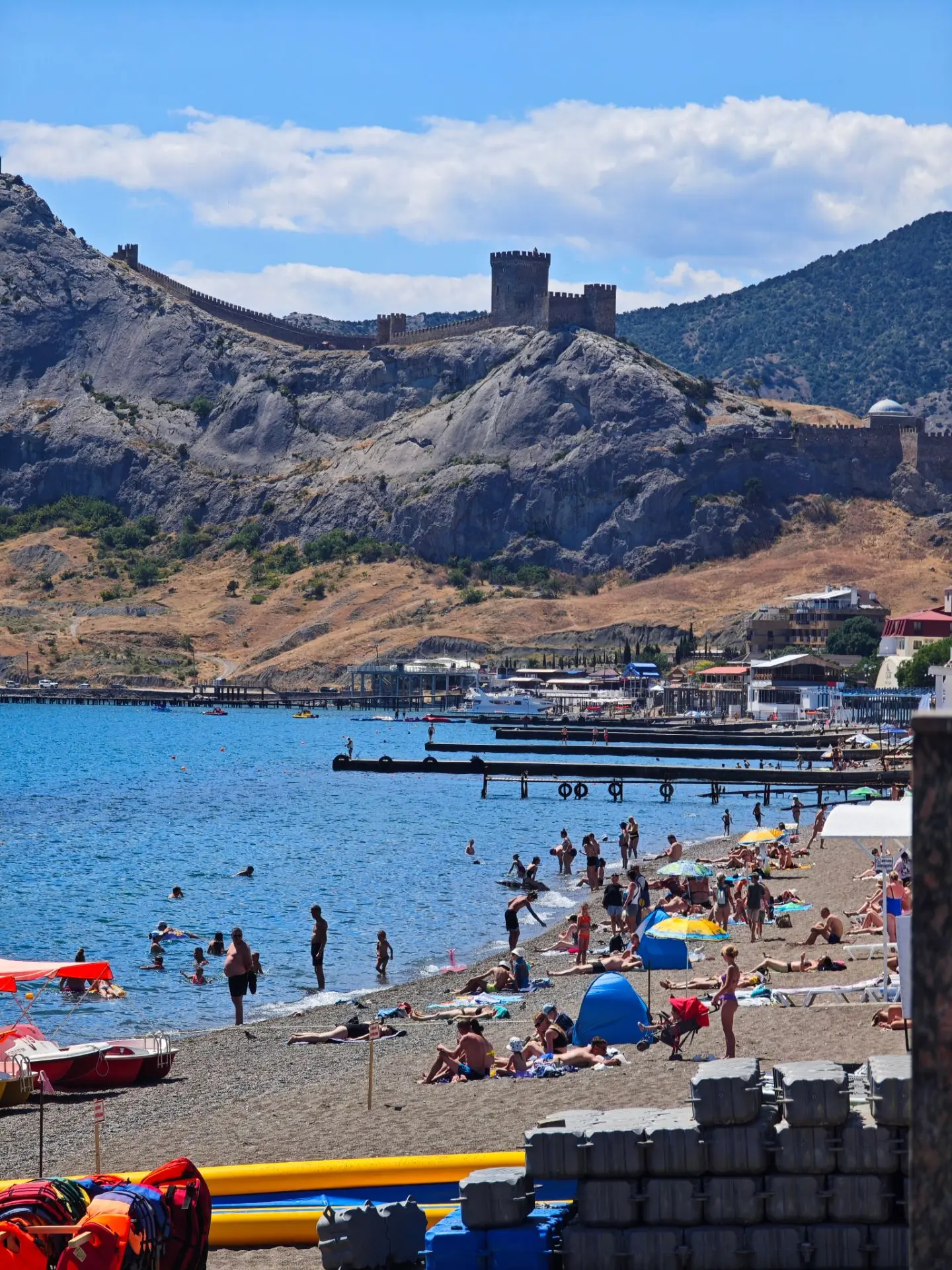 Пляжи Крыма популярны среди туристов, несмотря на опасения. Вода прогрелась до 22°C, но...