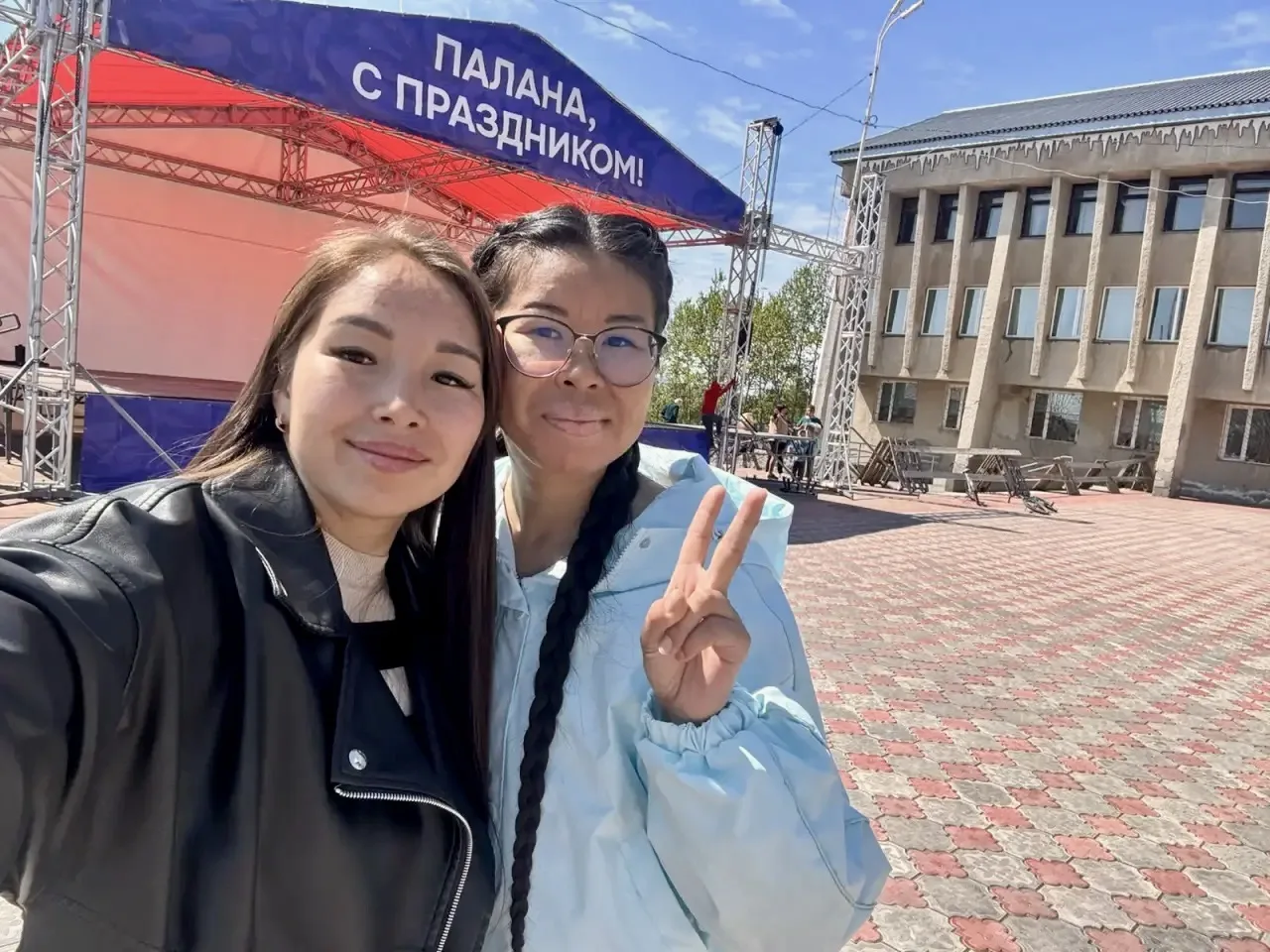 🇷🇺 Мы — часть большой страны!
Наш коллектив принял участие в праздничном митинге, посвящённом Дню 