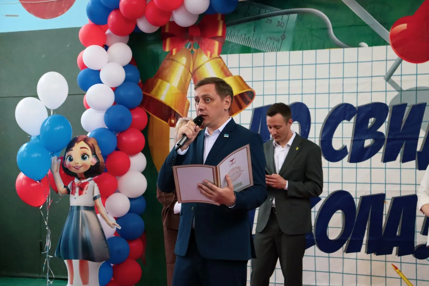 Последний звонок: точка, с которой начинается лето! 🔔☀️  Сегодня в нашей школе прошли торжественные 