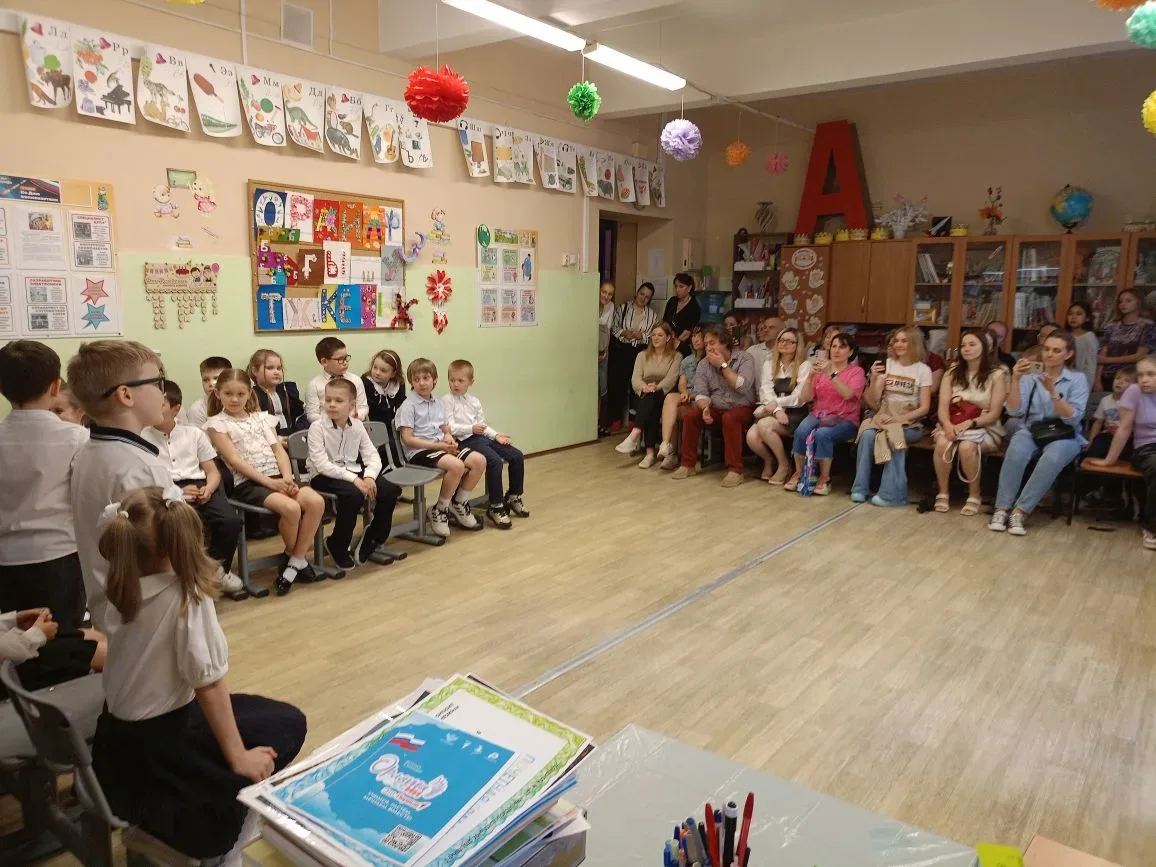 🧸🎓«День Детства» в школе Рублёво: когда выпускники снова стали первоклашками  В школьном отделении в
