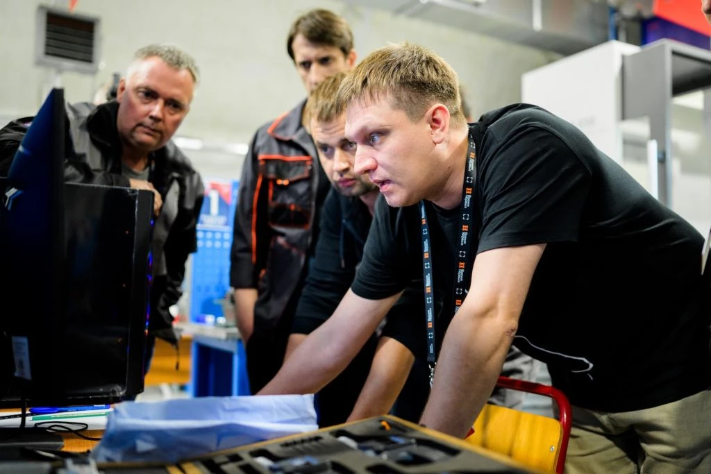 🛠 Ростех увеличил число участников «Времени первых» на треть в юбилейном сезоне.

Стартовал пятый с