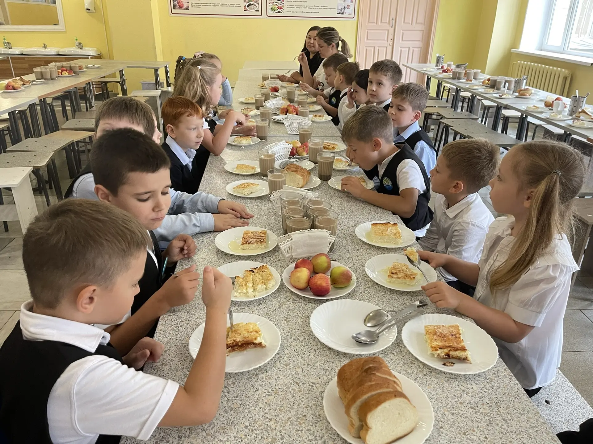 Сегодня в столовой лицея снова гости, вместе с учениками 1 «Б» класса пришли родители.