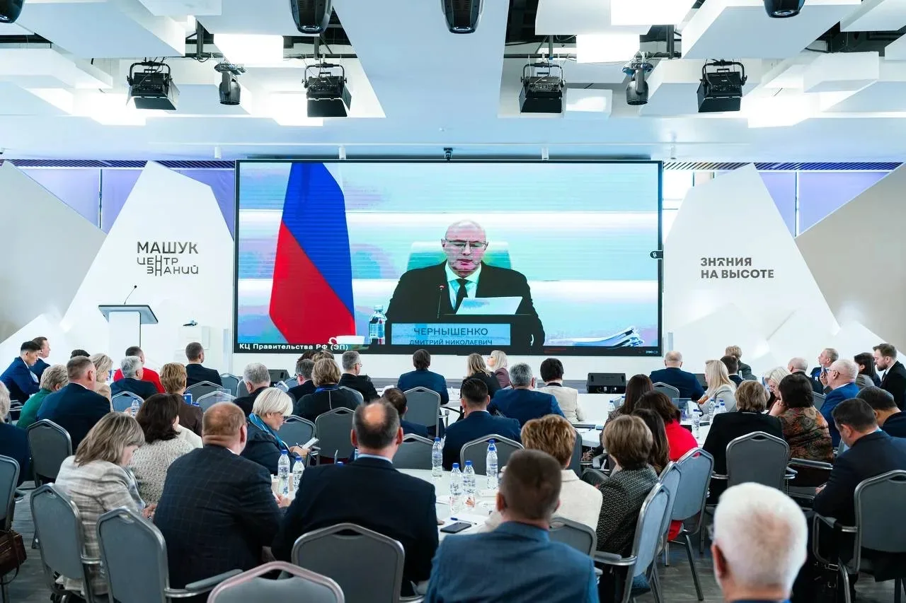 🇷🇺 Дмитрий Чернышенко и Сергей Кравцов провели итоговое заседание коллегии Минпросвещения РФ 🇷🇺  На 