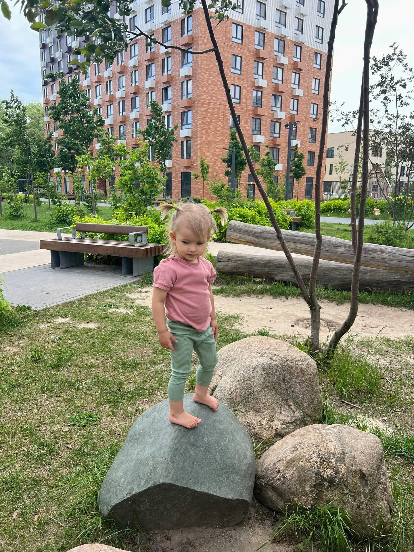 Сегодня Василисе исполнилось 3 года. 🎉

Кажется, совсем недавно я впервые взял её на руки, а сегодн