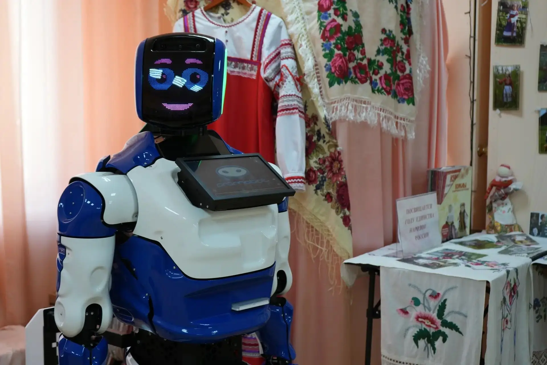 В Ясиноватском музее после модернизации появился интерактивный робот-гид