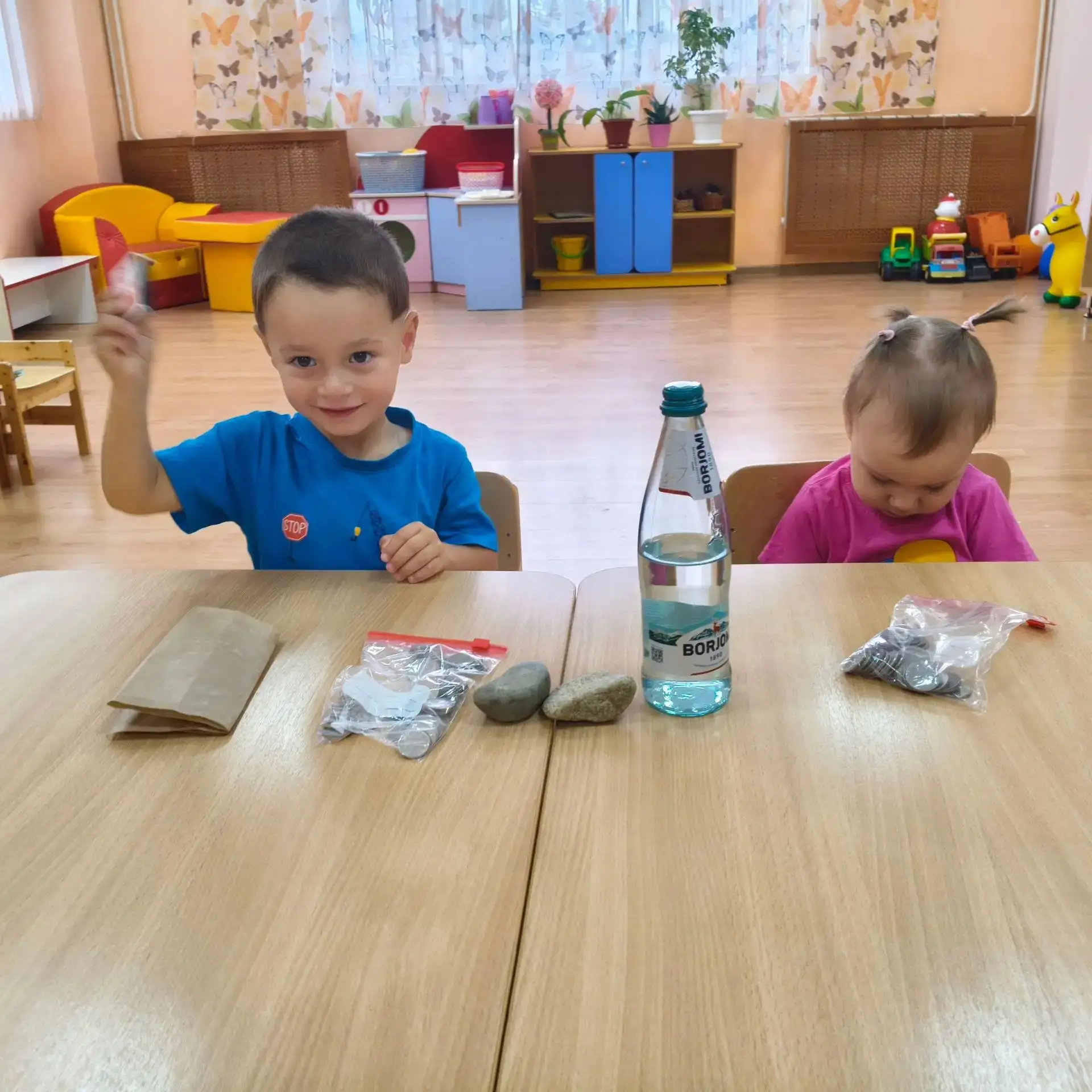 Сегодня в первой младшей группе прошло занятие на тему «Звучащие предметы».