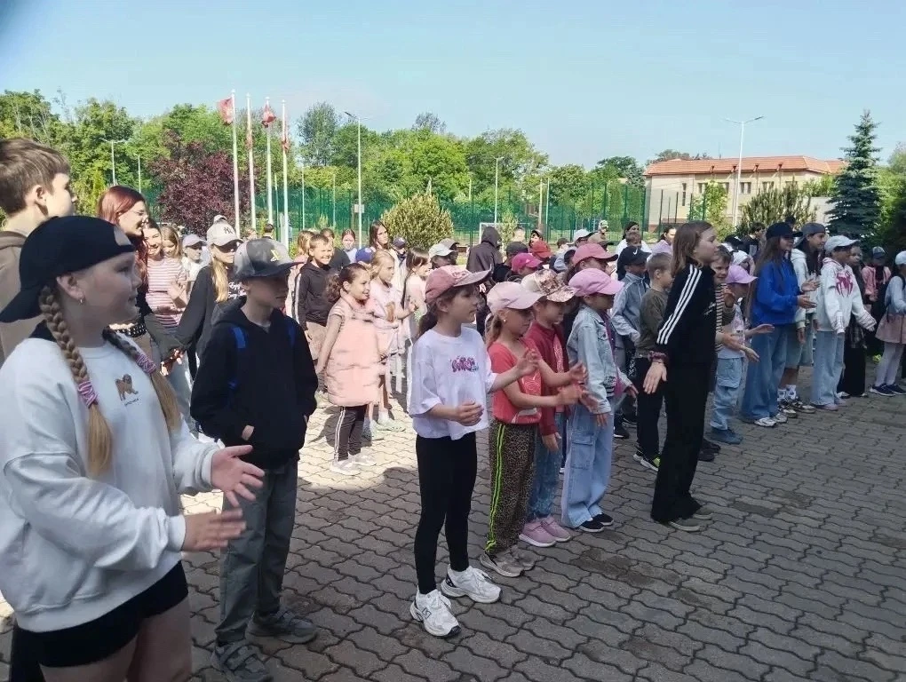 «Утро начинается не с кофе. А с чего? Смотрите и повторяйте!» 😎🏆

Каждый день в пришкольном лагере