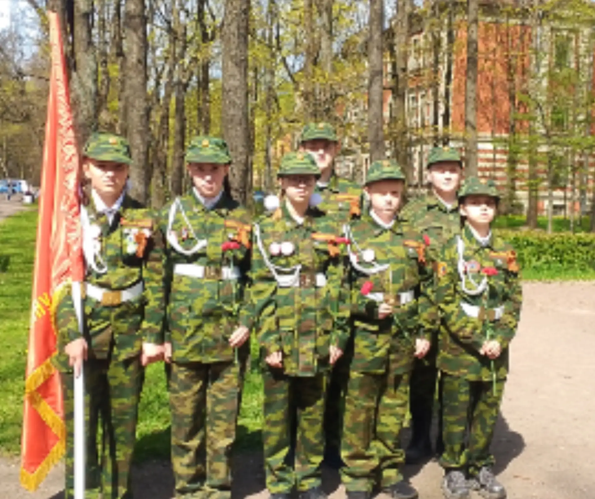 🇷🇺 Сегодня, в день 81-й годовщины Великой Победы, у памятного знака героям-пушкинцам прошла Вахта па
