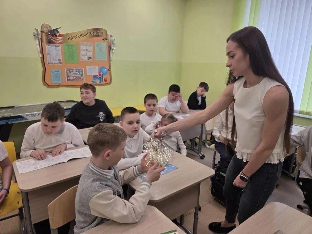 Энергично передаём знания школьникам города Томска! 📚📚📚📚📚📚📚📚📚📚📚📚  Члены молодёжного актива АО «Томск