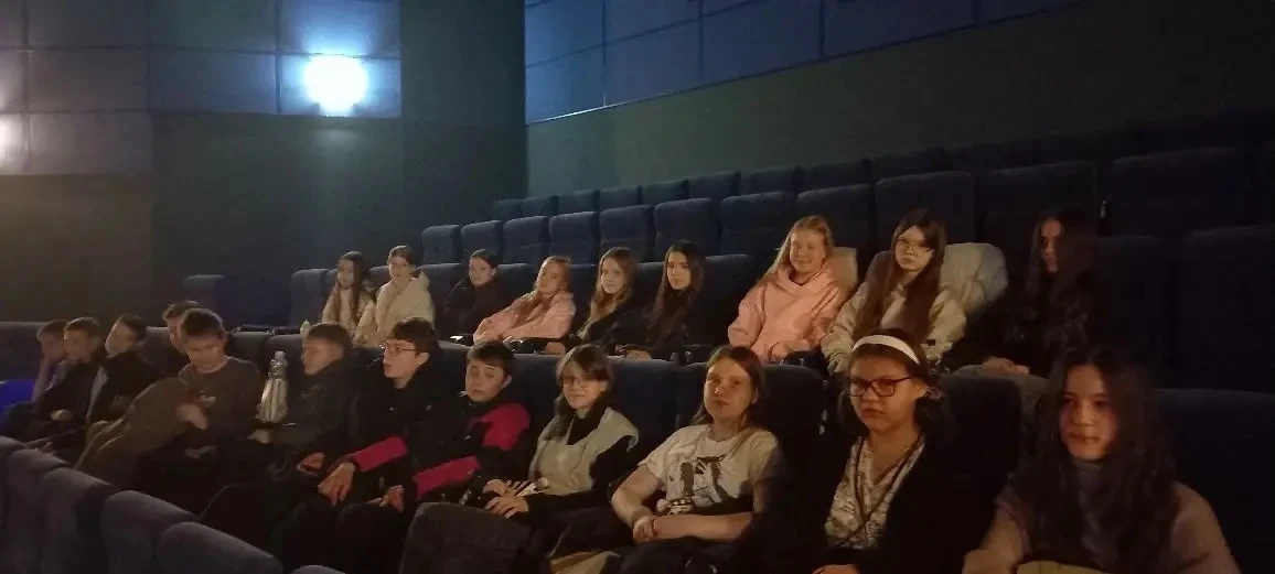 Каникулы с пользой 🎭  Обучающиеся 7 «Б» класса посетили историческую драму «Красавица», посвящённую 