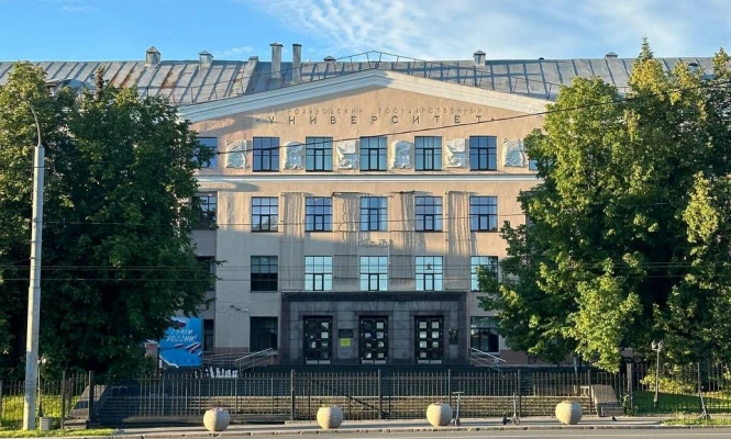Выпускникам ПетрГУ в 2026 году будут вручать дипломы без «корочек»  Студенты получат только бумажные