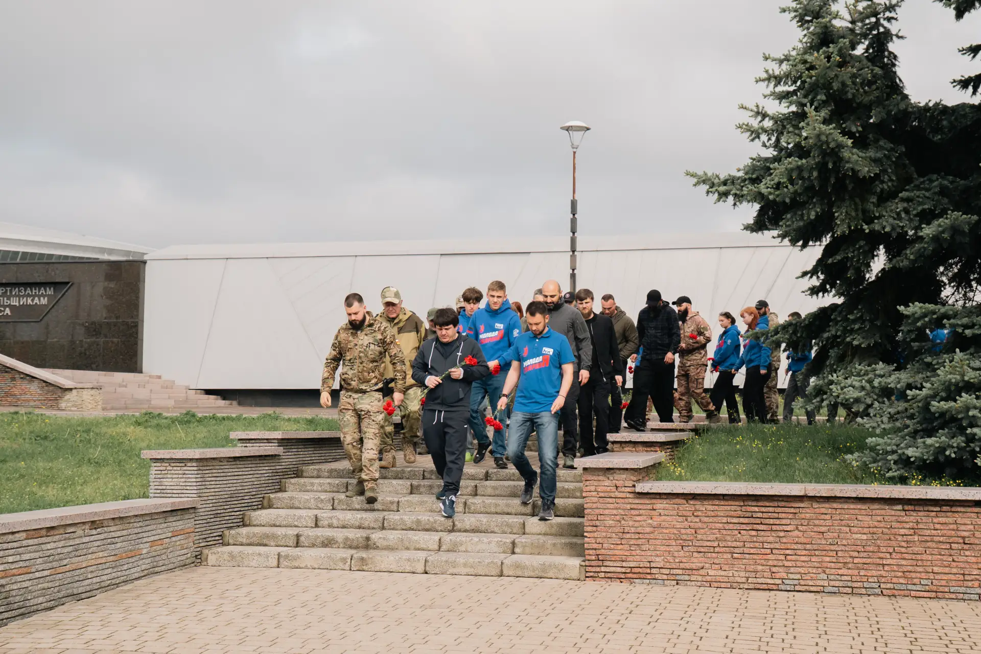 Сегодня вместе с Ахрой Авидзба почтили память Героя ДНР «Мамая», возложив цветы к его б...