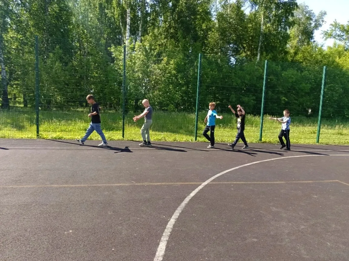 8 июня, после утренней зарядки  и завтрака, провели праздник «Семья — это дом. Семья — это мир!» и  