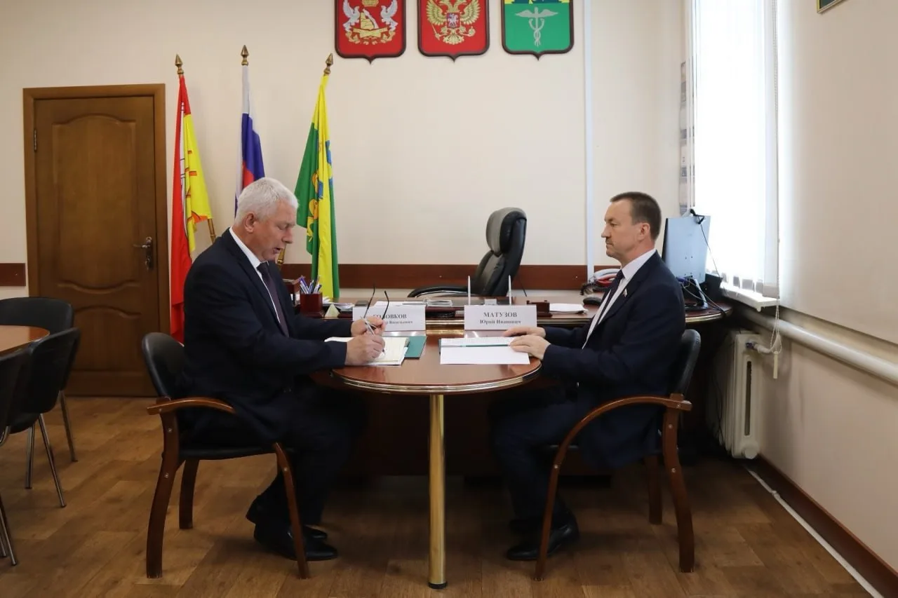 Председатель облдумы Юрий Матузов лично доставил оборудование для бойца СВО из Бутурлиновки по прямо