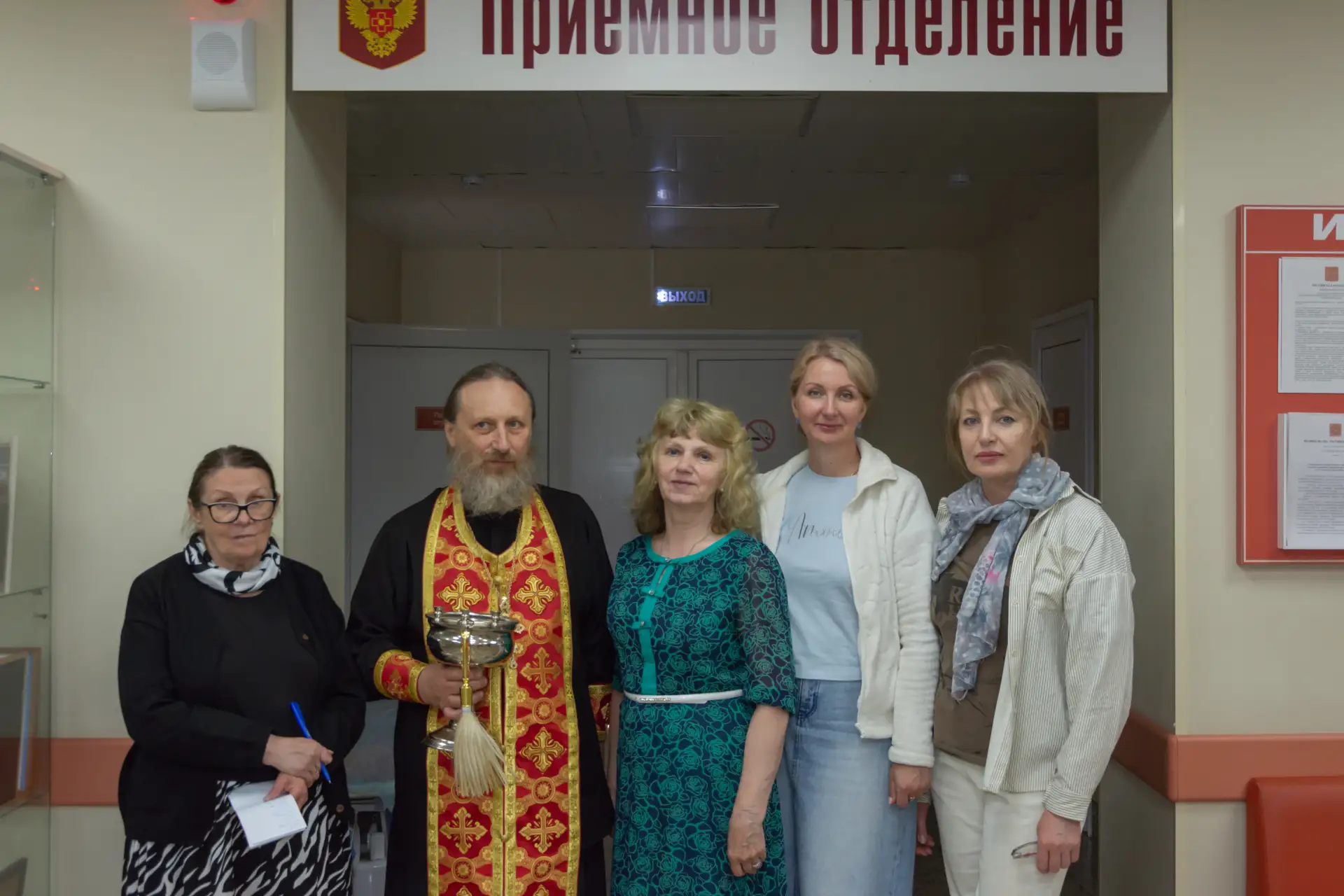 Настоятель храма новомучеников и исповедников Церкви Русской протоиерей Андрей Метелев с прихожанами