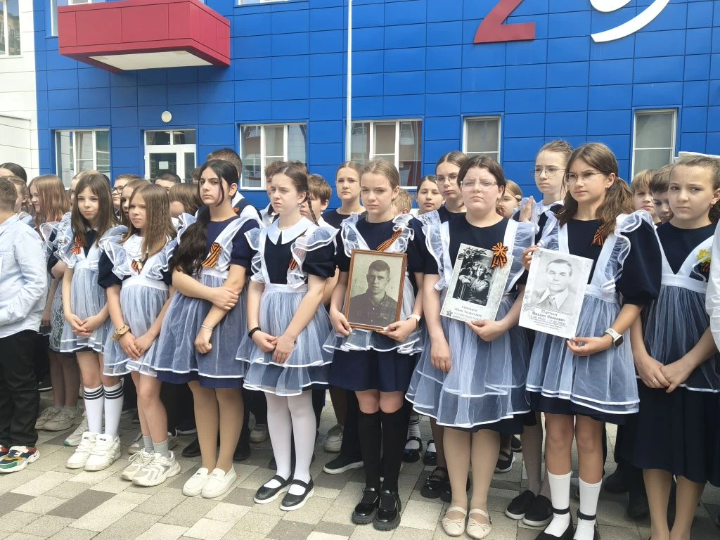 Помним, чтим, гордимся!🇷🇺🕯🎖  Сегодня в нашей школе прошла торжественная линейка, посвящённая 81‑й го