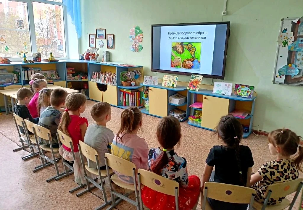 В рамках недели иммунизации в старшей и подготовительных группах воспитатели провели беседы с просмо