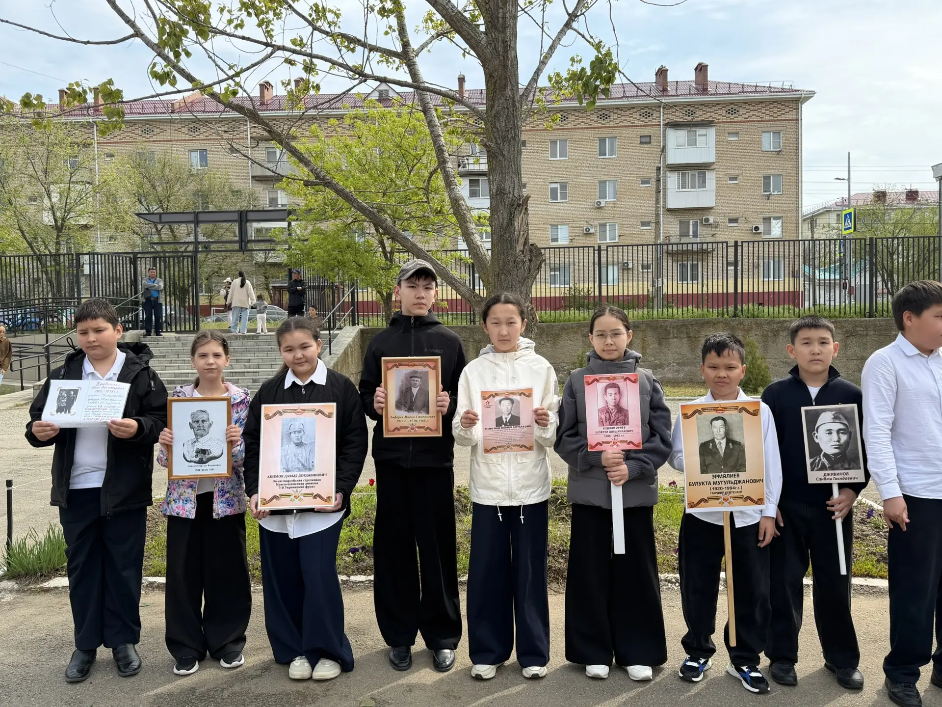 🕊️ «Бессмертный полк»: наша школа хранит память!  В этом году наша школа с гордостью и трепетом прис
