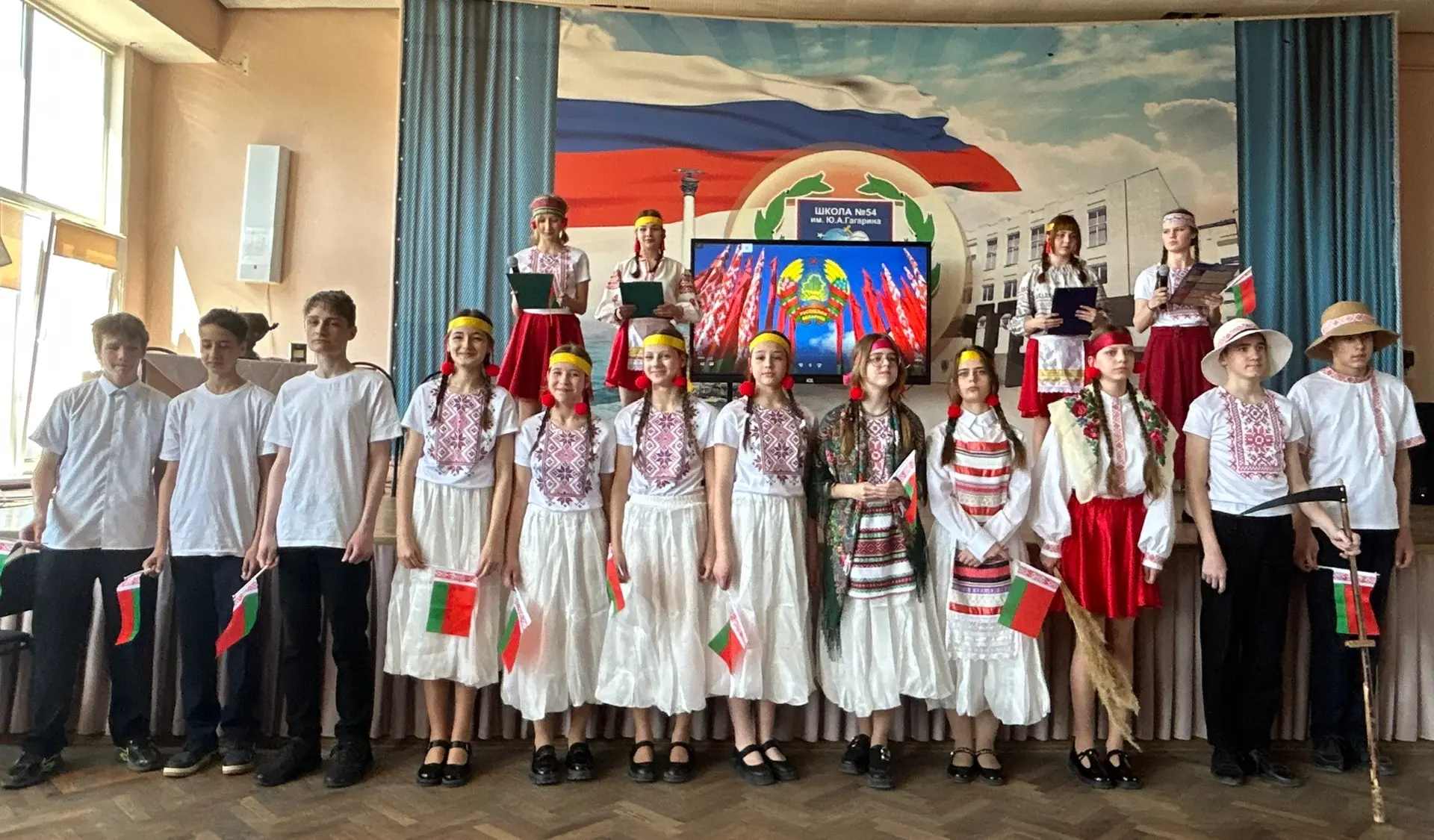 🇷🇺Фестиваль «В дружбе народов — единство России» набирает обороты — теперь выступают ученики 7‑х и 8