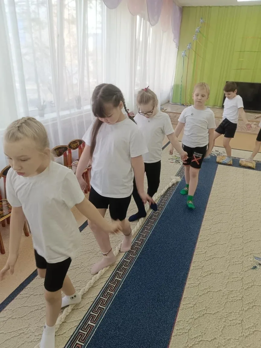 Утренняя гимнастика в честь дня здоровья «Волшебные дорожки– здоровые ножки!».