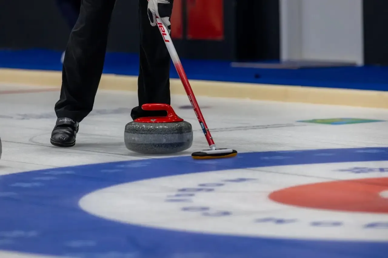 🥌 Во Владивостоке проходят бесплатные занятия по кёрлингу для многодетных семей.