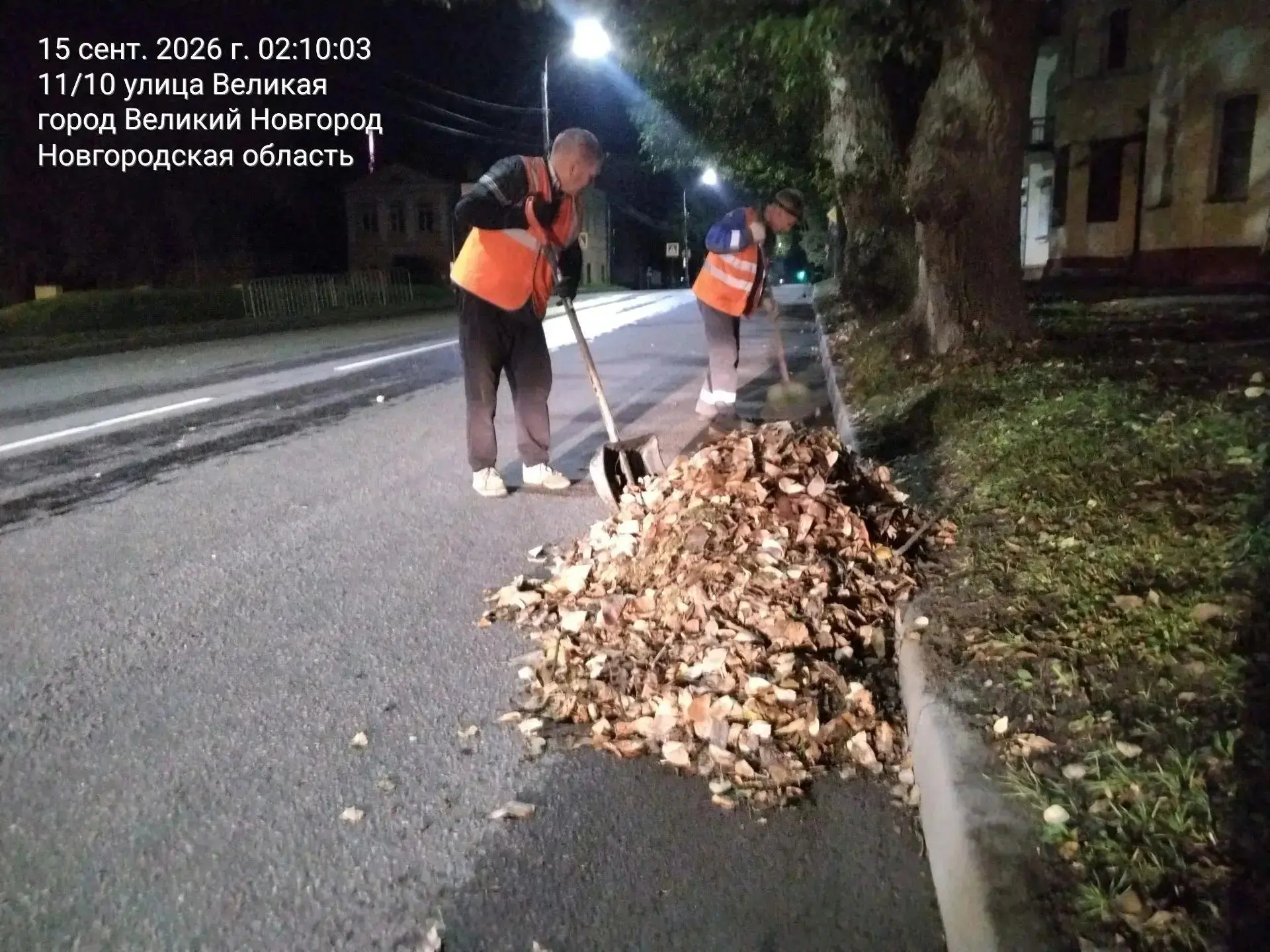 Коммунальные службы Великого Новгорода трудятся на уборке города круглосуточно.