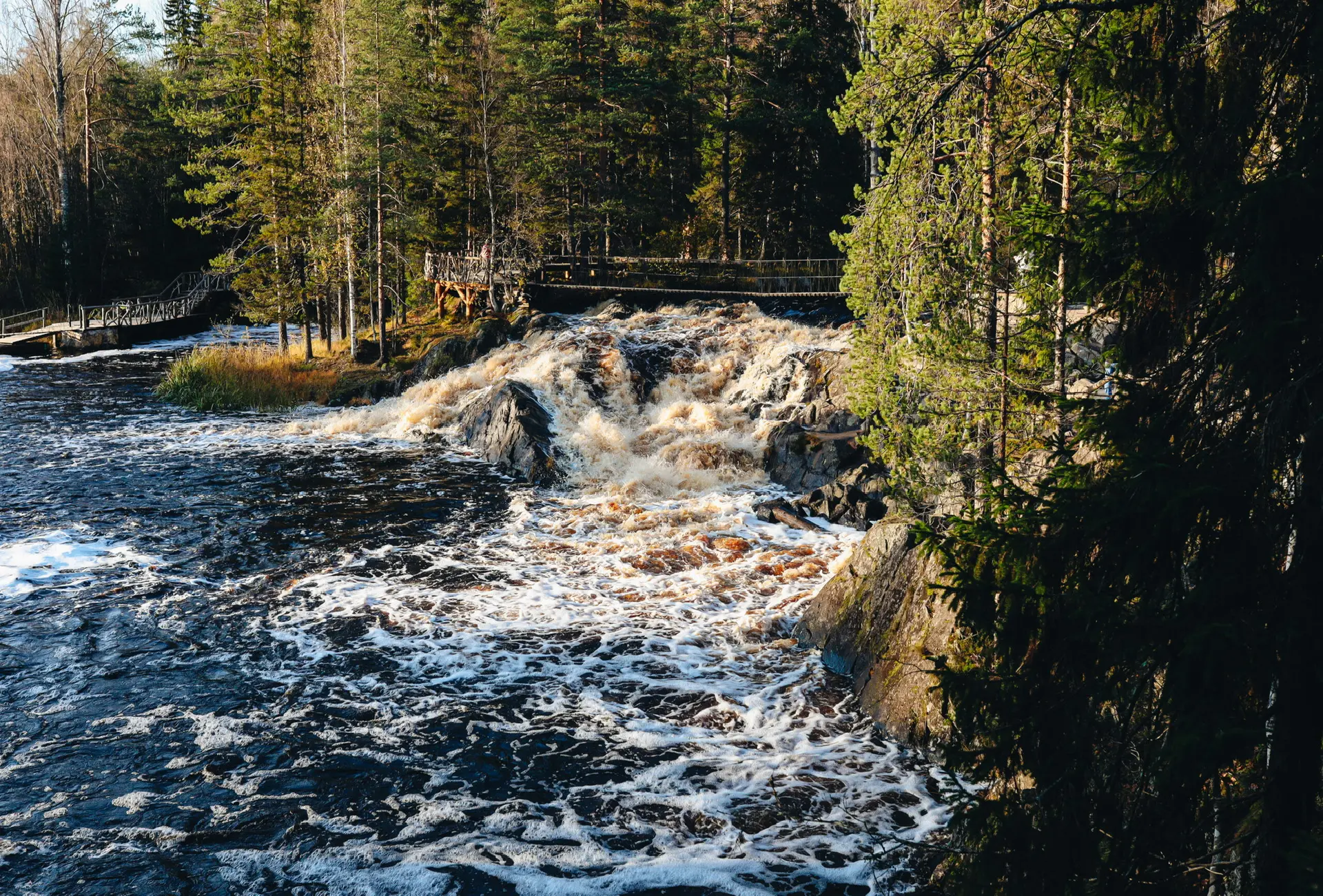 💦 Самые красивые водопады Карелии 

Одно из самых живописных мест Карелии — каскадные водопады на р