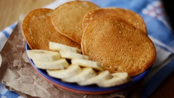 🍌 Банановые панкейки на молоке — пышные панкейки на банановом пюре со взбитым белком.