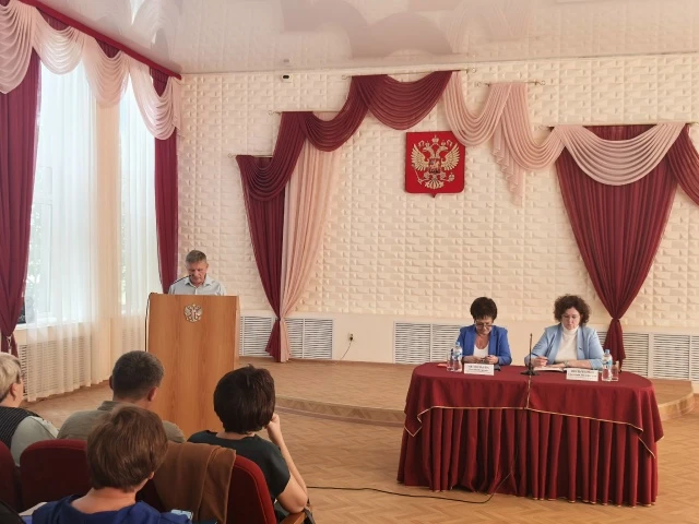 Приняла участие в заседании Совета депутатов округа