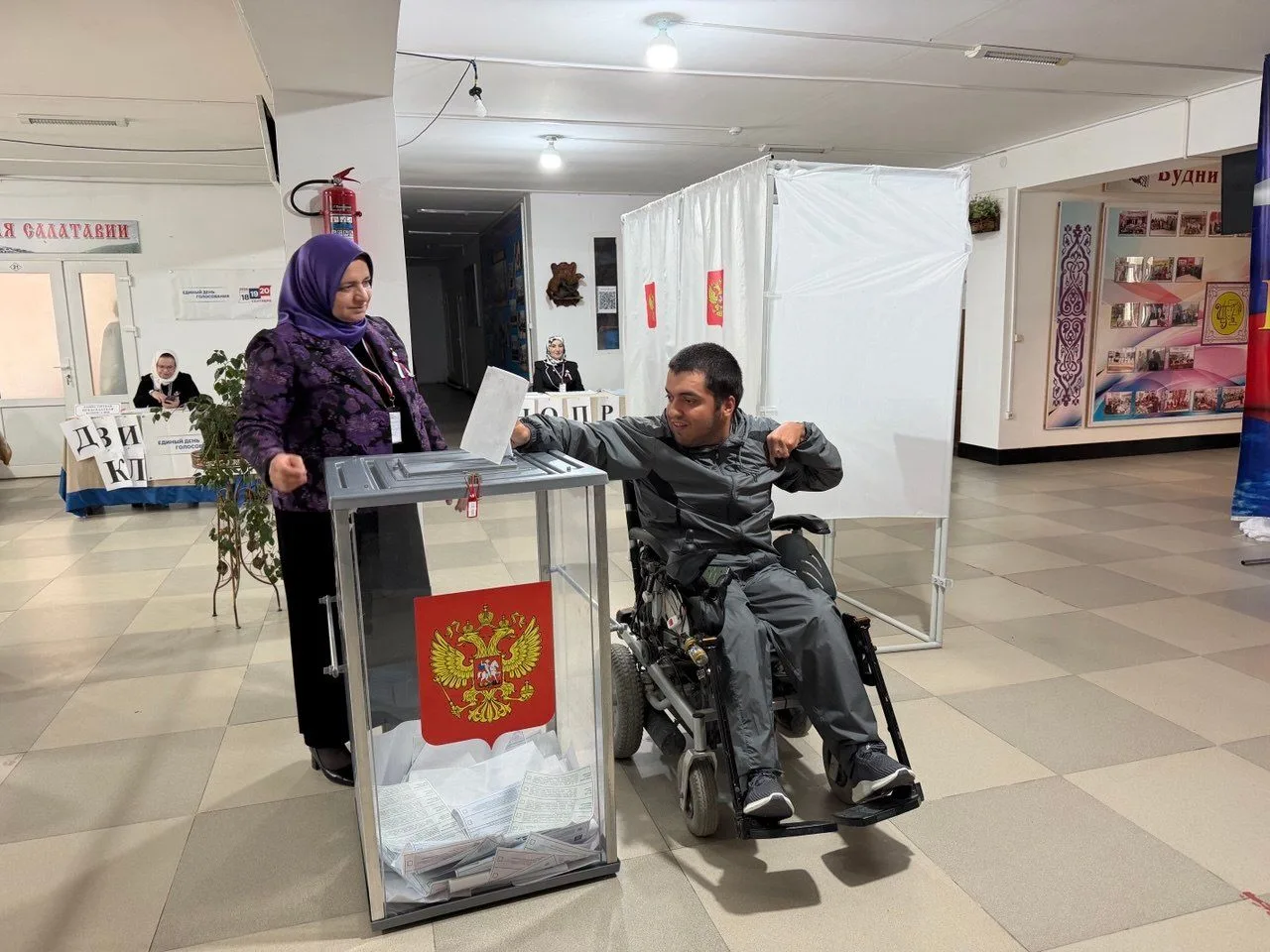 Маломобильный житель Казбековского района проголосовал в первый день голосования