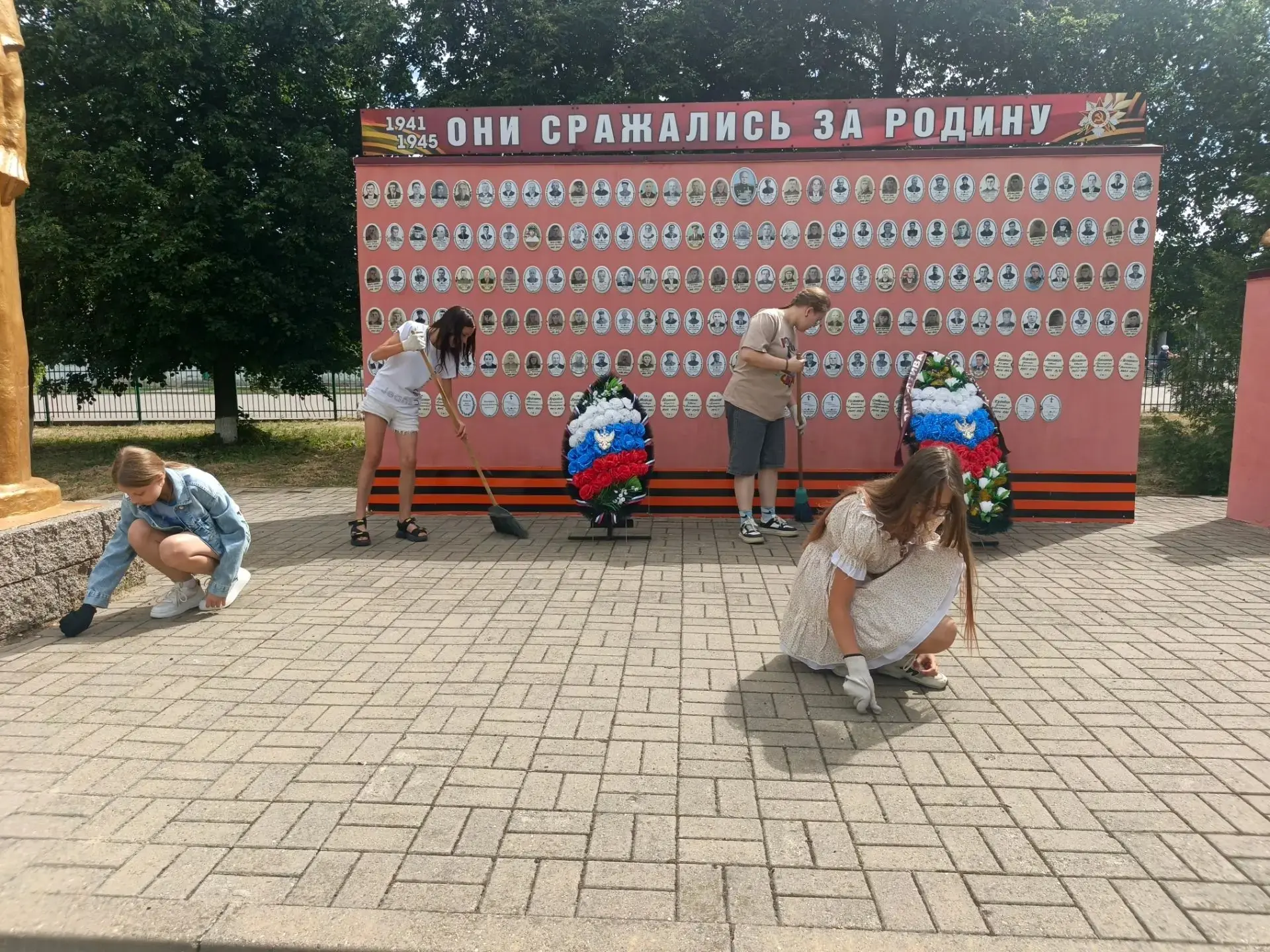 🕊️ Трудовой десант памяти: школьники навел порядок у мемориала Великой Отечественной войны. 

В кан