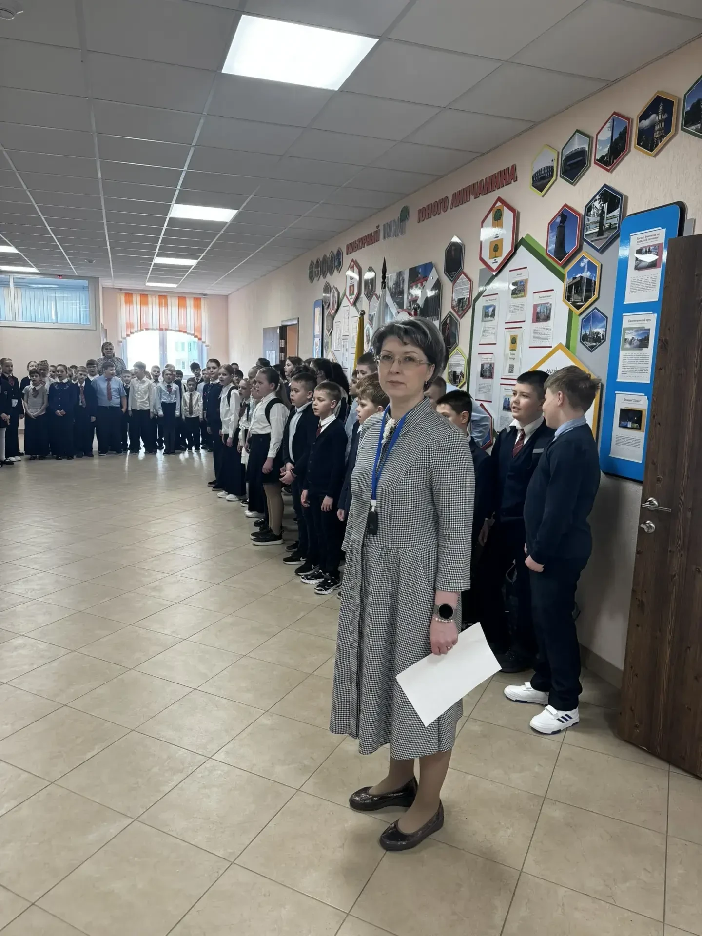 🇷🇺Сегодня утро понедельника в нашей школе началось с традиционного поднятия флага Российской Федерац