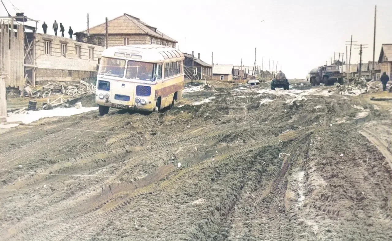 Быть водителем в эти годы было непросто! 

Чтобы автобус смог добраться до назначенного места, неред