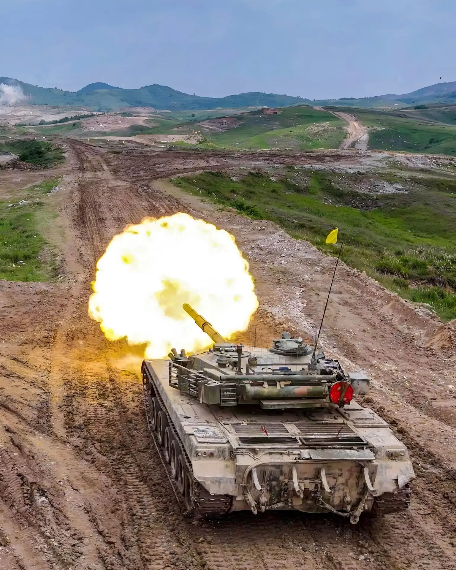 📸 ZTZ-96 во время учебных боевых стрельб.