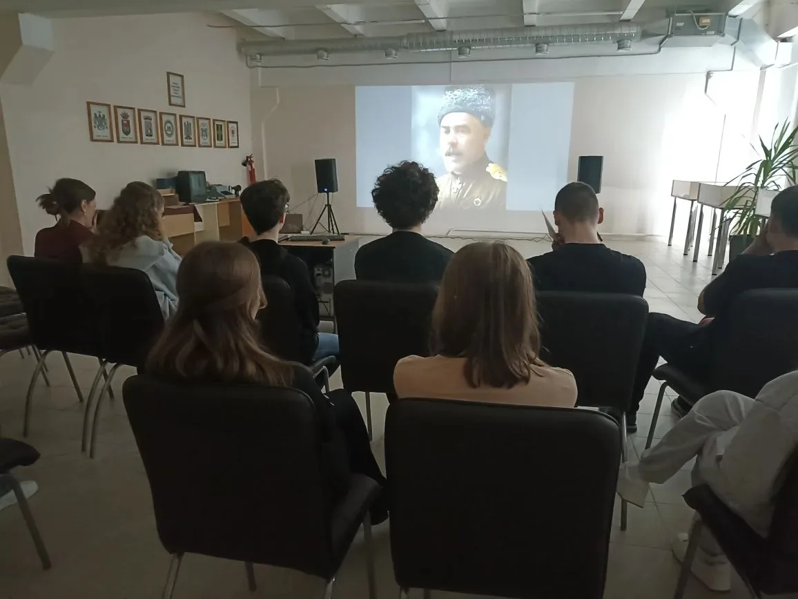 Сегодня учащиеся 10 «А» класс посетил Управление архива муниципального образования город Новороссийс