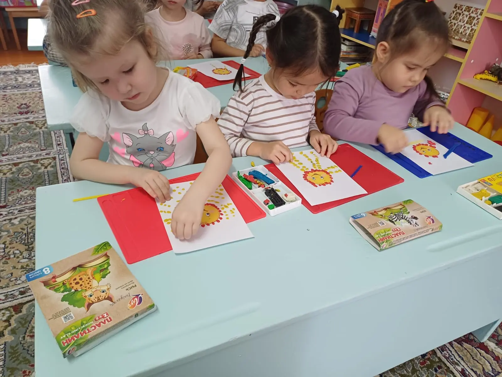 Занятие по лепке в средней группе "Звездочки". 
Тема :  "Солнышко лучистое". 
Цель: развитие мелкой 