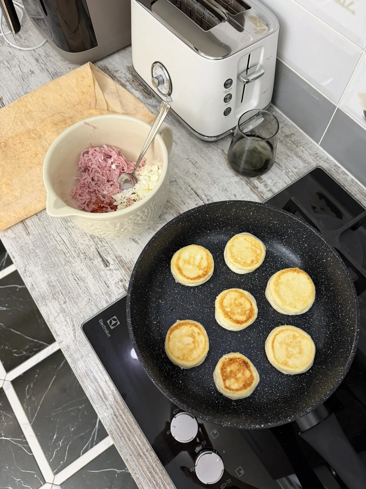 На завтрак сырники и треугольники с начинкой из лаваша 👌

В начинку я добавила колбасу,помидоры, мо