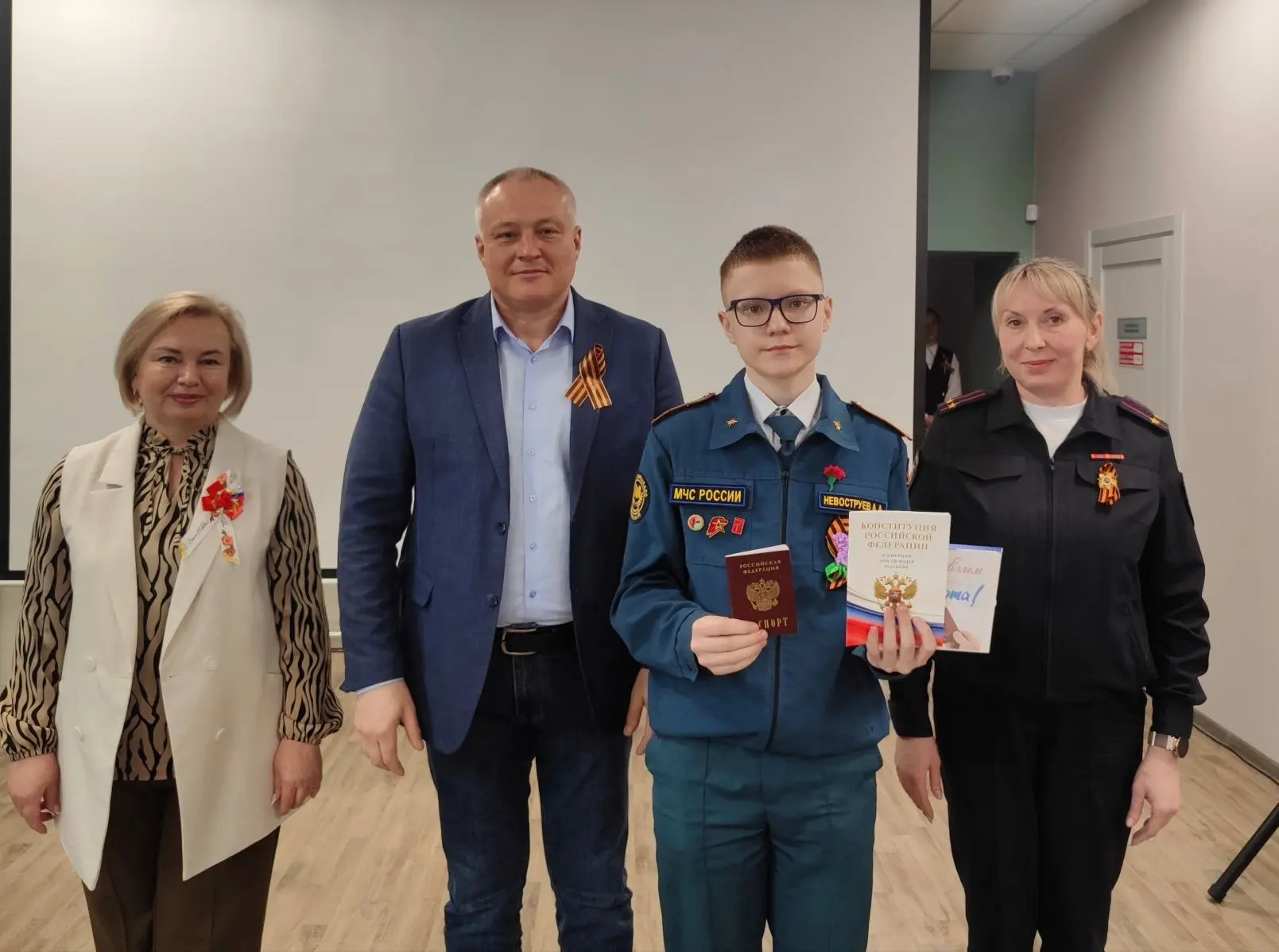 Сегодня в городской библиотеке Глава округа вручил паспорта юным жителям города ⠀  Документ в торжес